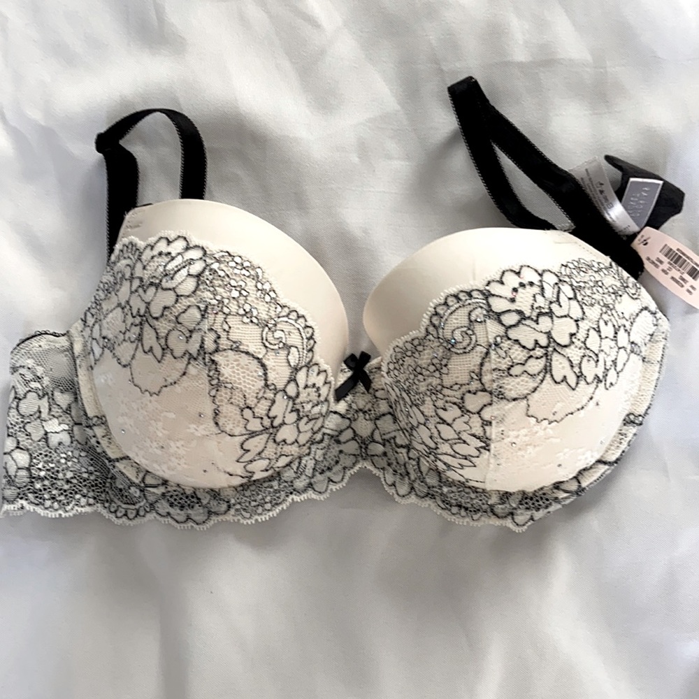 Black and White Lace Victoria’s Secret Bra! 34DD NWT!